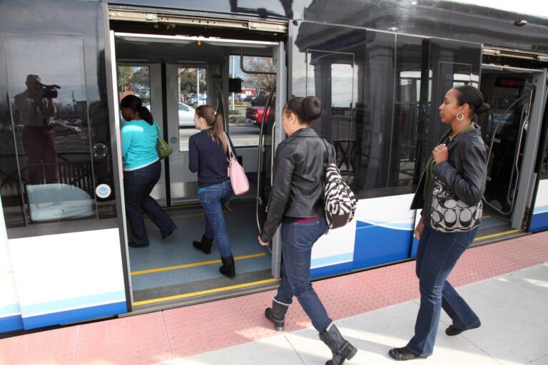 በHRT Tide ቀላል ባቡር ስርዓት ላይ በቀላል ባቡር ውስጥ የተሳፈሩ ተሳፋሪዎች የፎቶግራፍ ምስል።